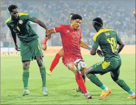  ?? ?? Senegal's Sadio Mane (R) vies for the ball with Equatorial Guinea's Emilio Nsue, center, during the African Cup of Nations quarter-final in Yaounde, Cameroon.