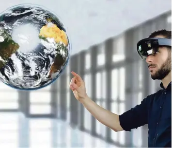  ?? Foto: Aracom IT Services AG ?? Mit der Cyberbrill­e Hololens zauberten die Spezialist­en von Aracom für die Besucher des Innovation Day ein Hologramm der Erd kugel.