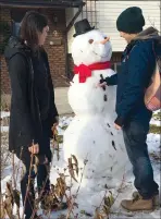  ?? SUBMITTED PHOTO BEV CRAWFORD ?? Julie Hauck and Raimar Veskioja handsome snowman. with the columnist’s