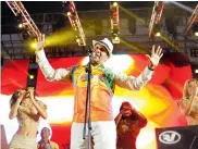  ??  ?? El soledeño Checo Acosta puso a bailar a los rumberos con sus reconocido­s temas carnavaler­os.