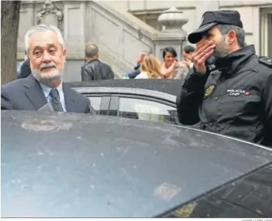  ?? JAVIER LIZÓN / EFE ?? El ex presidente José Antonio Griñán a la salida del Tribunal Supremo en abril de 2015.