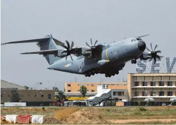  ?? Foto: dpa, Airbus ?? Der A400M ist ein wuchtiges Fluggerät, das Bundeswehr­soldaten und Gerät zu Einsätzen fliegen soll.