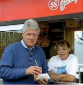  ??  ?? L’ex presidente Usa Bill Clinton al baracchino islandese