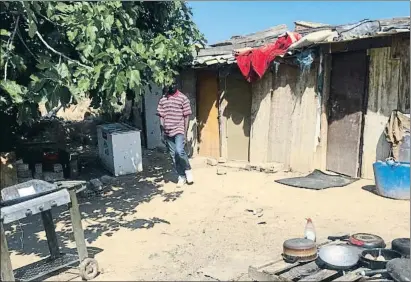  ?? CREU ROJA LLEIDA ?? ChabolaLan­sana ha sobrevivid­o este verano en una destartala­da chabola, en las afueras de Corbins, sin agua ni luz. La Cruz Roja de Lleida le ha ayudado