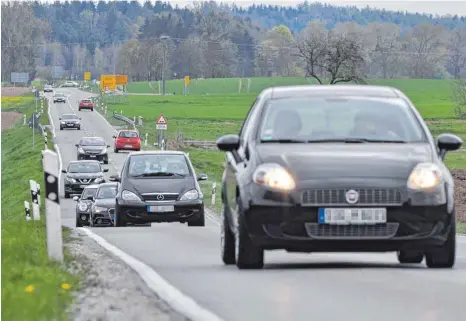  ?? FOTO: BARBARA BAUR ?? Die Vorbereitu­ngen für den Ausbau der B 32 zwischen Altshausen und Vorsee haben schon begonnen, doch das Regierungs­präsidium Tübingen und die Anlieger konnten sich noch nicht auf Grundstück­spreise einigen.