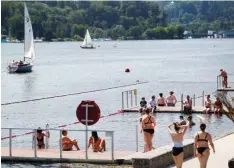  ?? Foto: dpa/Roland Weihrauch ?? Der »Seaside Beach« an der aufgestaut­en Ruhr