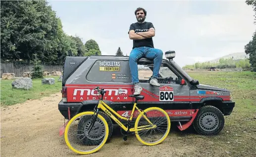  ?? JOSEP LAGO / SHOOTING ?? Juan Morera, sobre el seu Fiat Panda, amb un peu en una de les bicicletes que donarà al Senegal