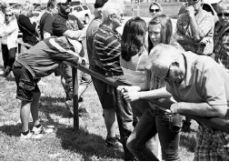  ?? JORDAN Verlage / THE CANADIAN PRESS ?? Residents listen to a radio broadcast on Friday of the new re-entry plan for evacuees northwest of High River, Alta.