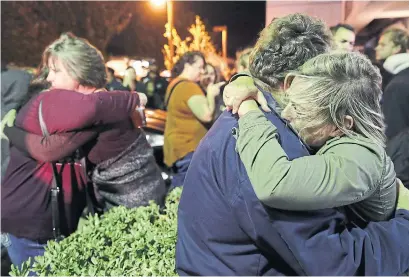  ?? JAE C. HONG THE ASSOCIATED PRESS ?? Holden Grzywacz, Eva Mills and survivors of the Las Vegas mass shooting attend a vigil Thursday for shooting victims in California.