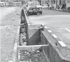  ??  ?? CLEAN UP: A drain littered with rubbish in Lawas.