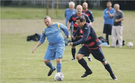  ??  ?? Pennywell Comrades over-40s, in light blue, playing Boldon Colliery Old Barrel at the King George V playing fields in Sunderland.