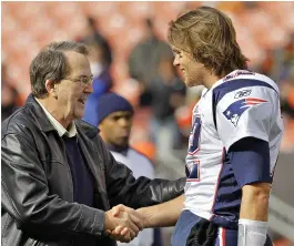  ?? ?? SHAKE IT OFF
After a rocky patch in Ann Arbor, Brady didn’t hold a grudge against Carr, whom he greeted warmly before a game in Cleveland in 2010.