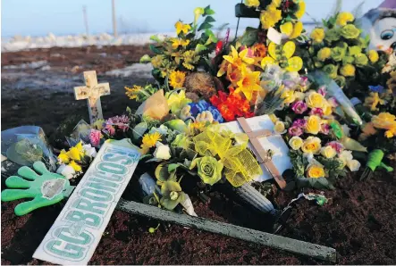  ?? LEAH HENNEL ?? A memorial grows at the site of Friday’s crash that killed 15 members of the Humboldt Broncos hockey club and injured 14 others.