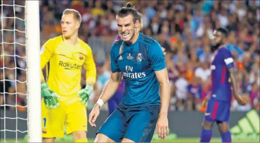  ??  ?? DISCRETO. Bale fue la referencia del Madrid arriba en la primera parte, pero apenas dejó un remate a puerta y muy poco más.