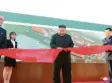  ?? Foto: dpa ?? Diktator Kim Jong Un am Freitag bei einer Firmeneinw­eihung.