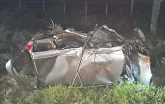  ??  ?? Así quedó el coche Toyota FunCargo, al costado de la Ruta 6 luego del violento vuelco.