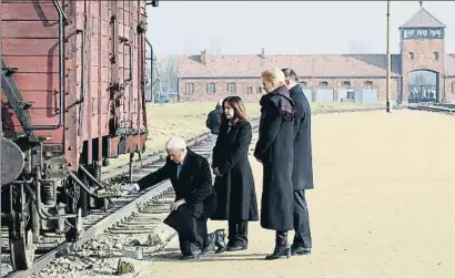  ?? JANEK SKARZYNSKI / AFP ?? El presidente de Polonia y el vicepresid­ente de EE.UU. junto a sus esposas, ayer en Auschwitz-Birkenau
