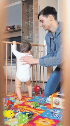  ?? FOTO: MASCHA BRICHTA/DPA ?? Mehr Zeit für die Familie zu haben, ist ein häufiges Motiv hinter Downshifti­ng im Job.