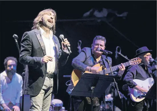  ?? MANÉ ESPINOSA ?? Antonio Carmona, junto a Sabor de Gràcia anoche en el Auditori de Barcelona