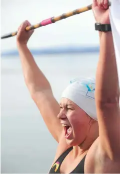  ??  ?? ADRENALINA NORDICA Elisa Yrjö-Koskinen, 23 años, llegó a competir desde Finlandia. De chica hacía un hoyo en el lago congelado para nadar.