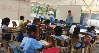  ?? YAZMÍN SÁNCHEZ ?? Hay niños que estudian bajo un toldo, otros bajo un árbol y unos cuantos más en pleno sol.