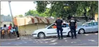  ??  ?? Des opérations de sécurisati­on et de contrôle des personnes en situation irrégulièr­e sont menées depuis jeudi par les forces de l’ordre à Mayotte. (Photo AFP)