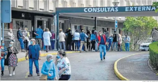  ?? JUAN CARLOS VÁZQUEZ ?? Numerosas personas coinciden en los accesos a las consultas externas del Hospital Universita­rio Virgen del Rocío.