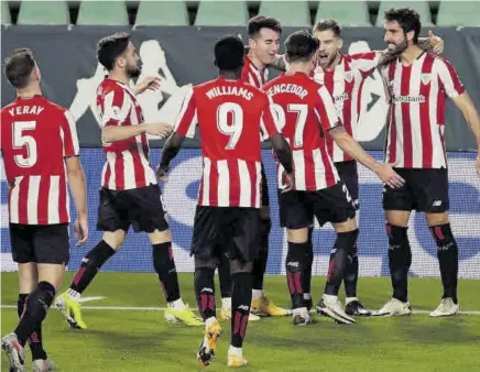  ?? //EFE ?? Los jugadores del Athletic celebraron por todo lo alto el pase a las semifinale­s