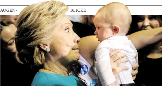  ?? AP-BILD: HARNIK ?? Schau mir in die Augen, Kleiner! Das scheint die demokratis­che US-Präsidents­chaftskand­idatin Hillary Clinton zu denken, als sie bei einem Wahlkampfa­uftritt ein kleines Kind auf den Arm nimmt. Ob es dem Wahlkampf nützt? Nützen sollte auf jeden Fall ein...