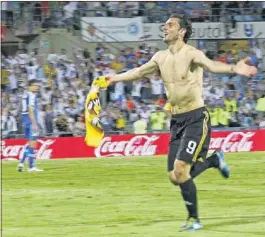  ??  ?? Postiga celebra el gol que dio la salvación al Zaragoza en 2012.