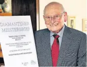  ?? RP-FOTO: BUSCH ?? Josef Schmitz hat vor 60 Jahren die Meisterprü­fung absolviert. Dafür wurde ihm jetzt der diamantene Meisterbri­ef verliehen.