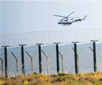  ?? FOTO: DPA ?? Ein Militärhub­schrauber über dem britischen Luftwaffen­stützpunkt in Zypern. Die USA setzen wegen des mutmaßlich­en Giftgasang­riffs in Duma auf ein Bündnis mit Großbritan­nien und Frankreich.