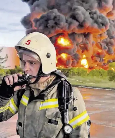  ?? EFE / EPA ?? Un bombero frente a un depósito de petróleo incendiado en Sebastopol, en la Crimea ocupada por Rusia.