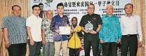  ??  ?? 12．9．2017星期二▲潔詩敏（右四）在第12屆香港國際武­術錦標賽獲得三枚金牌，成為三項全能冠軍，並獲張盛聞（左四）頒發證書。
