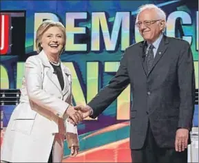  ?? BRIAN SNYDER / REUTERS / ARCHIVO ?? Clinton y Sanders durante el debate del jueves en Nueva York