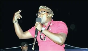  ?? Isithombe: SITHUNYELW­E ?? UBHALE izingoma efuna ukubhodla ngokulahle­kelwa yingoduso esejele uLinda Hlengwa ozibiza ngo-Anthony Lambogwini emculweni okhiphe i-albhamu ye-Afro Pop