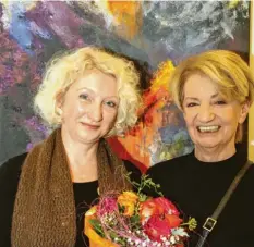  ?? Foto: Adlassnig ?? Barbara Quintus (rechts) mit ihrer Laudatorin Astrid Thun bei der Vorstellun­g ihrer neuen Werke in der Burgauer Galerie.