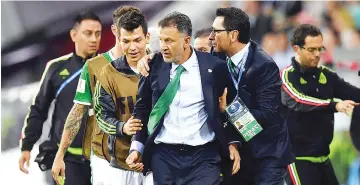  ?? - AFP photo ?? Mexico’s Colombian coach Juan Carlos Osorio (C) reacts during the 2017 Confederat­ions Cup group A football match between Mexico and New Zealand at the Fisht Stadium in Sochi on June 21, 2017.