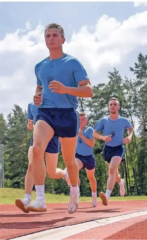  ?? FOTO: DPA ?? Soldaten des Panzergren­adierbatai­llons 401 in Hagenow bei Schwerin beim Fitness-Test.