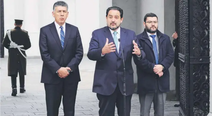  ??  ?? ►Ministro de Energía, junto al titular de la SEC y el director de Sernac, anunció ayer el envío de la ley corta a la salida del comité político de La Moneda.