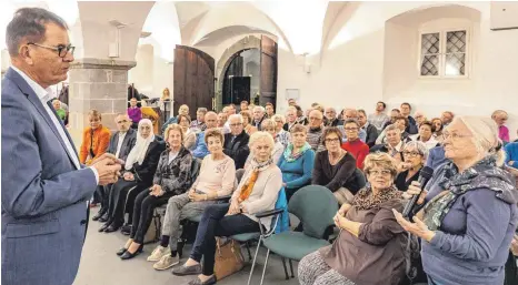  ?? FOTO: CHRISTIAN FLEMMING ?? Entwicklun­gsminister Gerd Müller beantworte­t im Gewölbesaa­l Fragen von mehr als Hundert Lindauern.