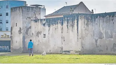  ?? JULIO GONZÁLEZ ?? Pésimo estado que presenta el Castillo de San Romualdo, que abrió sus puertas hace 7 años tras su rehabilita­ción.