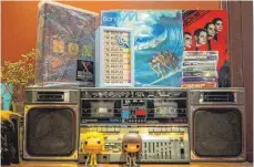  ?? FOTO: CHRIS HUMPHREY/DPA ?? In einem Plattenlad­en in Hanoi wird die Schallplat­te von Boney M. „Oceans of Fantasy“angeboten.