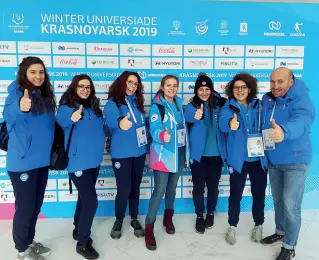  ??  ?? Affiatamen­to Marco Mariani con il gruppo azzurro del curling femminile: ora il futuro è in Cina