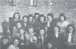  ?? | PHOTO : COLLECTION PRIVÉE ?? Des jeunes filles de Locmaria réfugiées à Langast pendant le siège de Lorient, entre septembre 1944 et mai 1945.