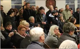  ?? (photos L.M) ?? Une centaine de personnes se sont pressées à l’intérieur de la salle du conseil pour faire valoir leur opposition au projet sur la carrière Lafarge.