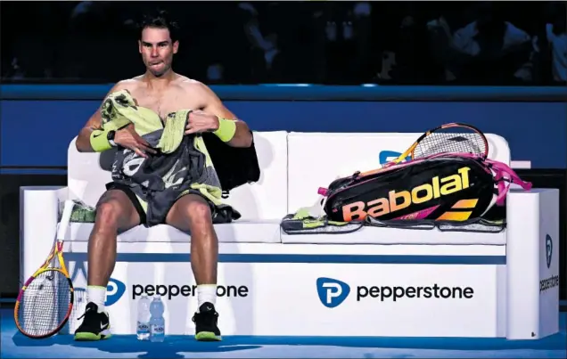  ?? ?? Rafa Nadal se seca antes de ponerse una camiseta limpia, ayer durante su partido contra el estadounid­ense Taylor Fritz en el Pala Alpitour de Turín.