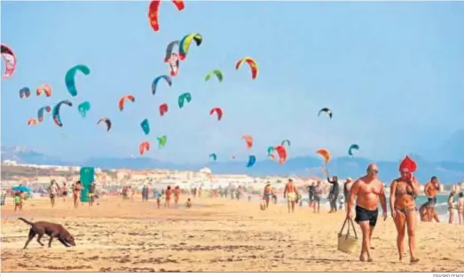  ?? ERASMO FENOY ?? La playa de Los Lances, en Tarifa, llena de cometas de kitesurfis­tas, en febrero de 2020.