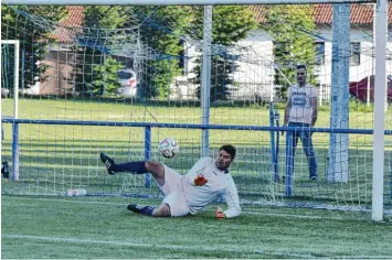  ??  ?? Der Moment des Spiels: Zwei Mal trafen die Spieler von Alba im Elfmetersc­hießen, ein Mal zielte ein Augsburger drüber. Den vierten Elfer wehrte Frank Walch ab, nachdem er zuvor selbst einen verwandelt hatte.