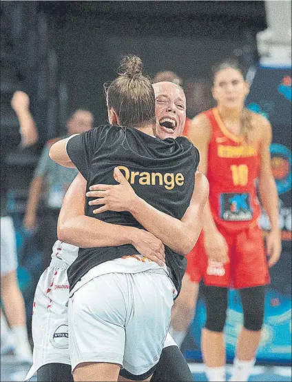  ?? FOTO: EFE ?? Las jugadoras belgas se abrazan tras anotar Meesseman la canasta que las llevaba a cuartos